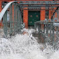 1615_3 Wellengang - Sturmflut in Hamburg Altona, Fischauktionshalle. | Hochwasser in Hamburg - Sturmflut.